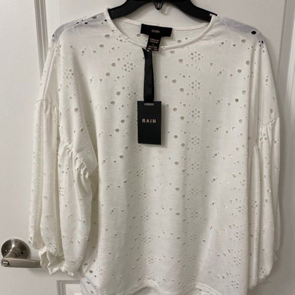 Rain NWT Women's White Eyelet Puff Crew Neck Long Sleeve Top Blouse Size Medium